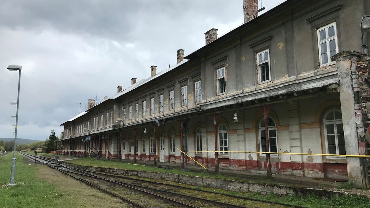Mrtvé nádraží v pohraničí ožívá uměleckou performancí Moldava - nekonečná stanice